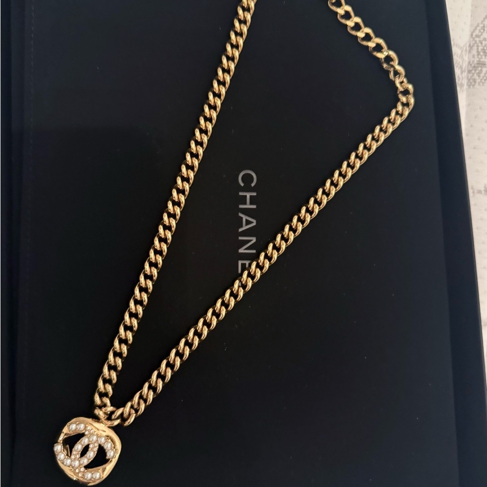 Gold Chain Necklace with Pendant - Picture 4 of 6